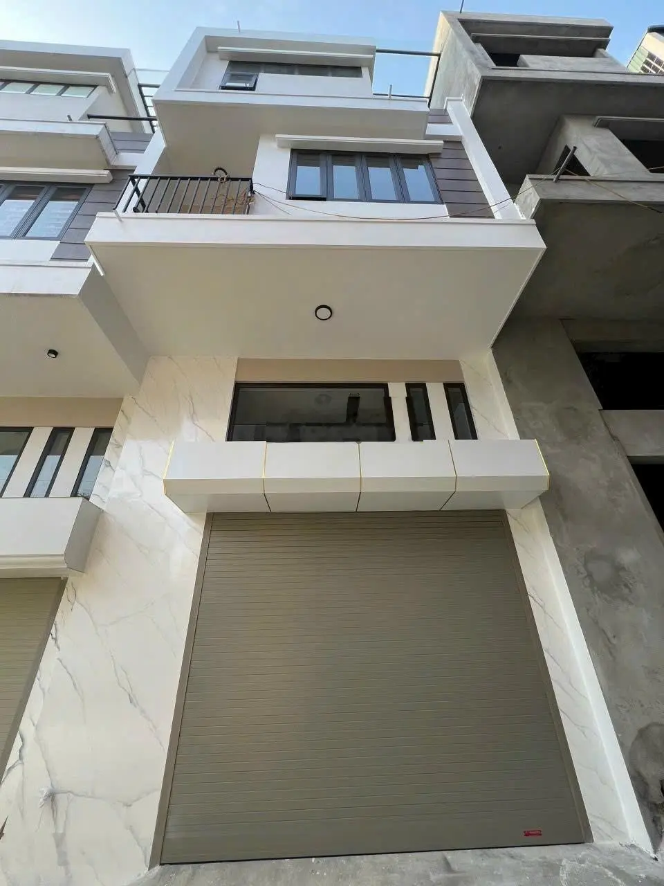 Bán nhà 3 tầng Nông Trang, 62m2, mới, ô tô, ngõ thông 2.6 tỷ