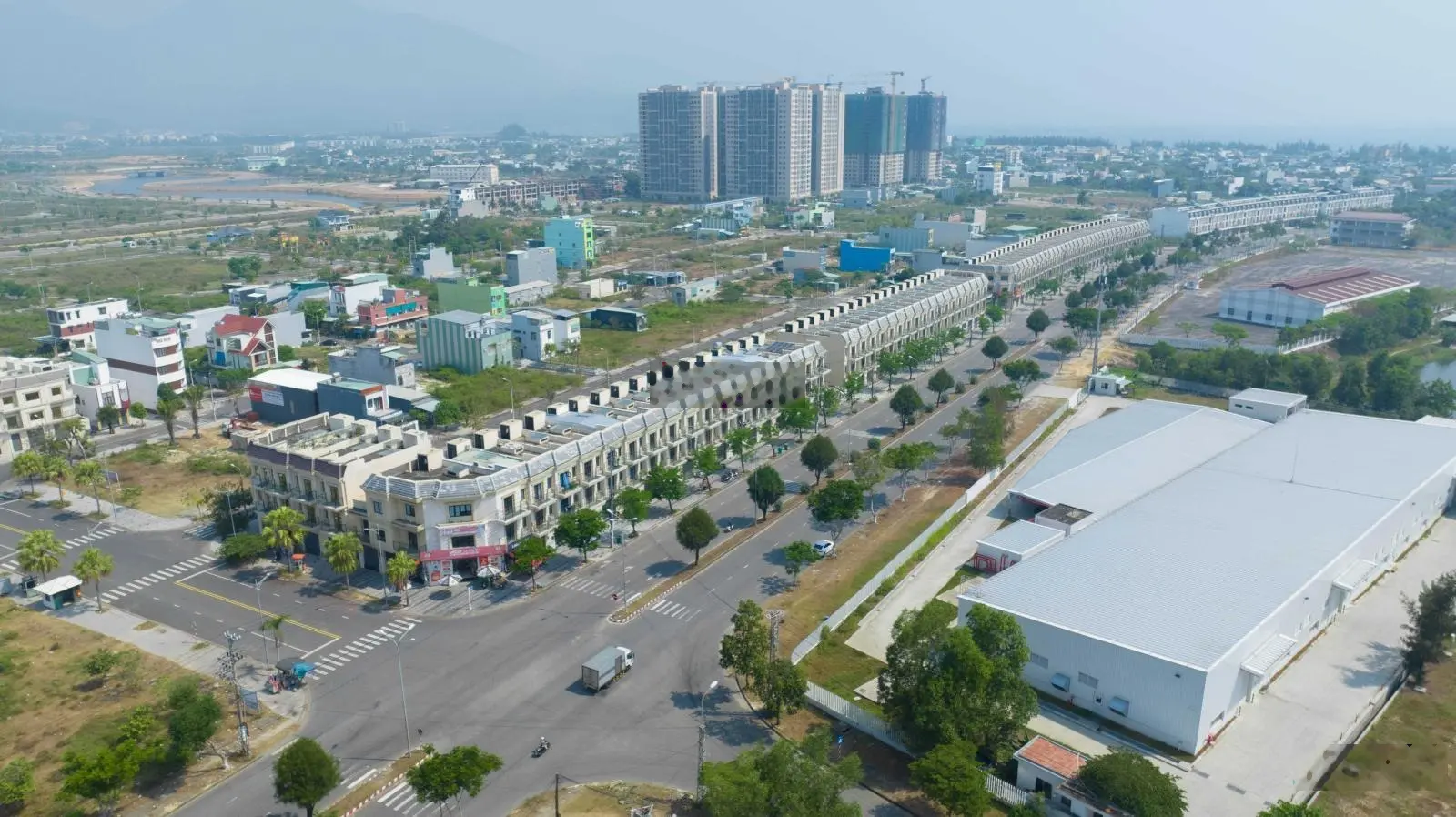 Xuất ngoại giảm 1 tỷ bán nhanh nhà 3 tầng view hồ Bàu Tràm Đà Nẵng, cách biển 600m, dòng tiền 15tr