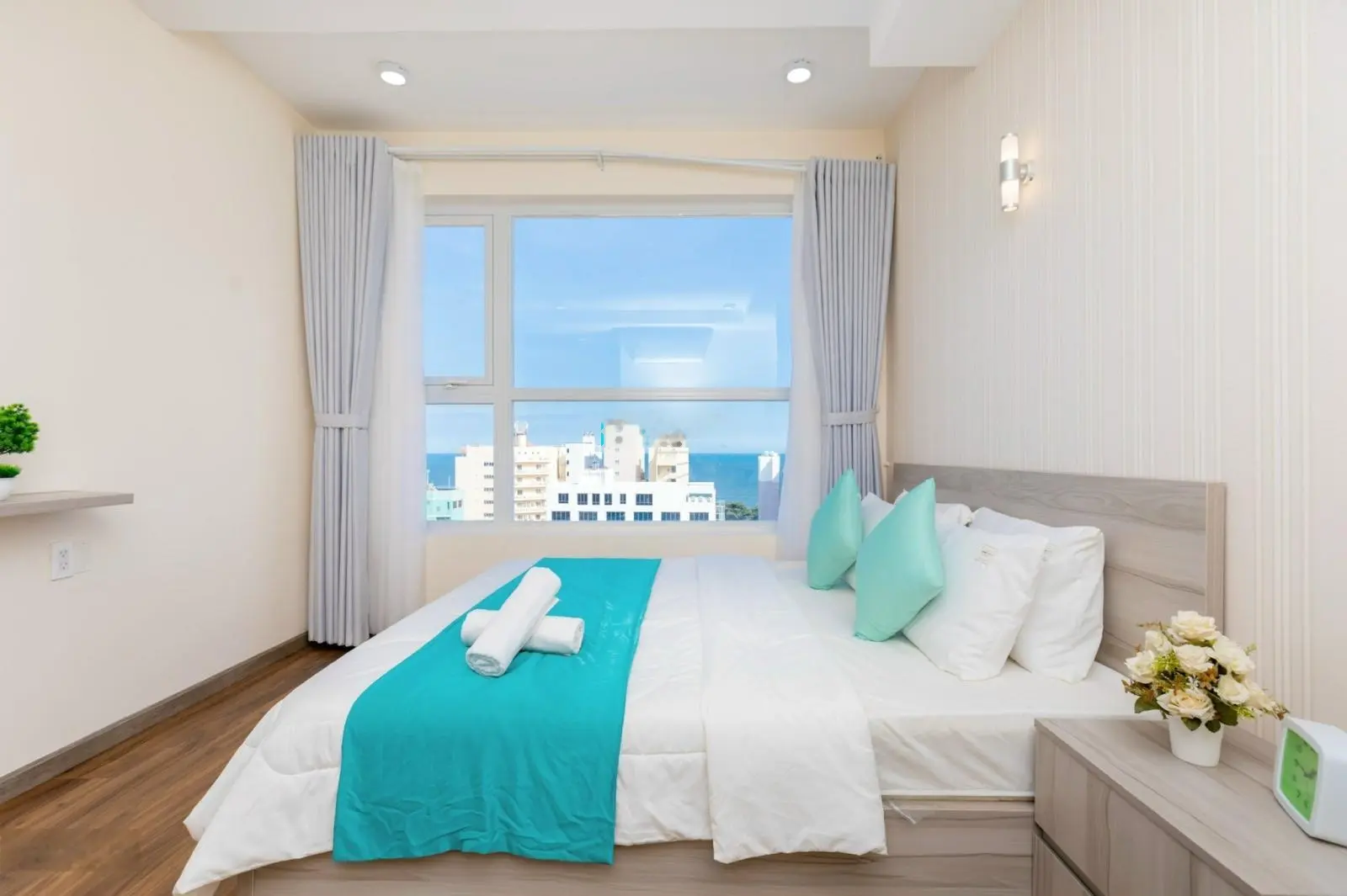 Cần bán căn 2 phòng CC Vũng Tàu Gold Sea, 80m2 full nội thất view biển. Lh e Yến 0792 366 ***