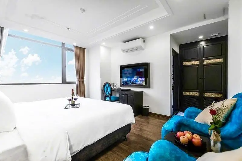 Cần gấp (giảm 15 tỷ), hotel mặt phố Hàng Buồm, Hoàn Kiếm, DT 330m, 7T, MT 10 m, giá 259 tỷ 9