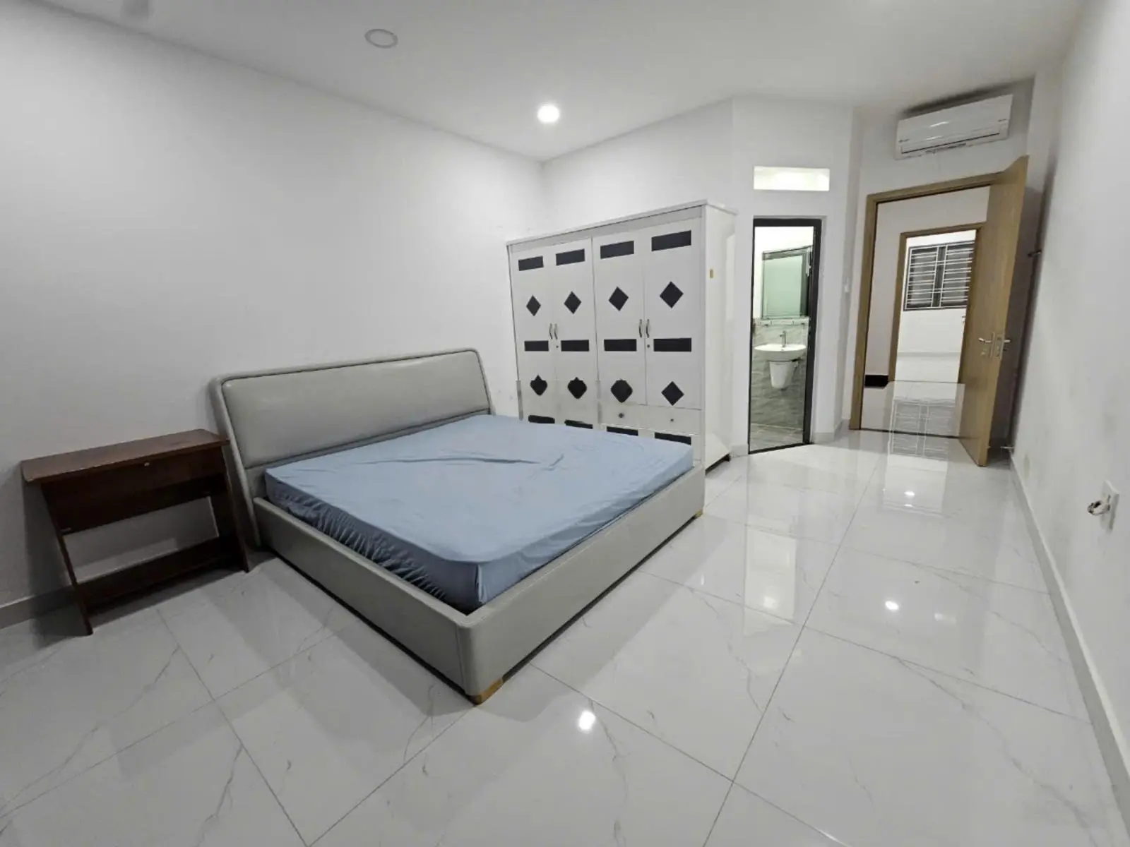 Bán nhà DTSD 300m2 với 5 tầng lầu chỉ có 5 tỷ 950 triệu gồm 6PN xe hơi đậu trong nhà Hà Huy Giáp