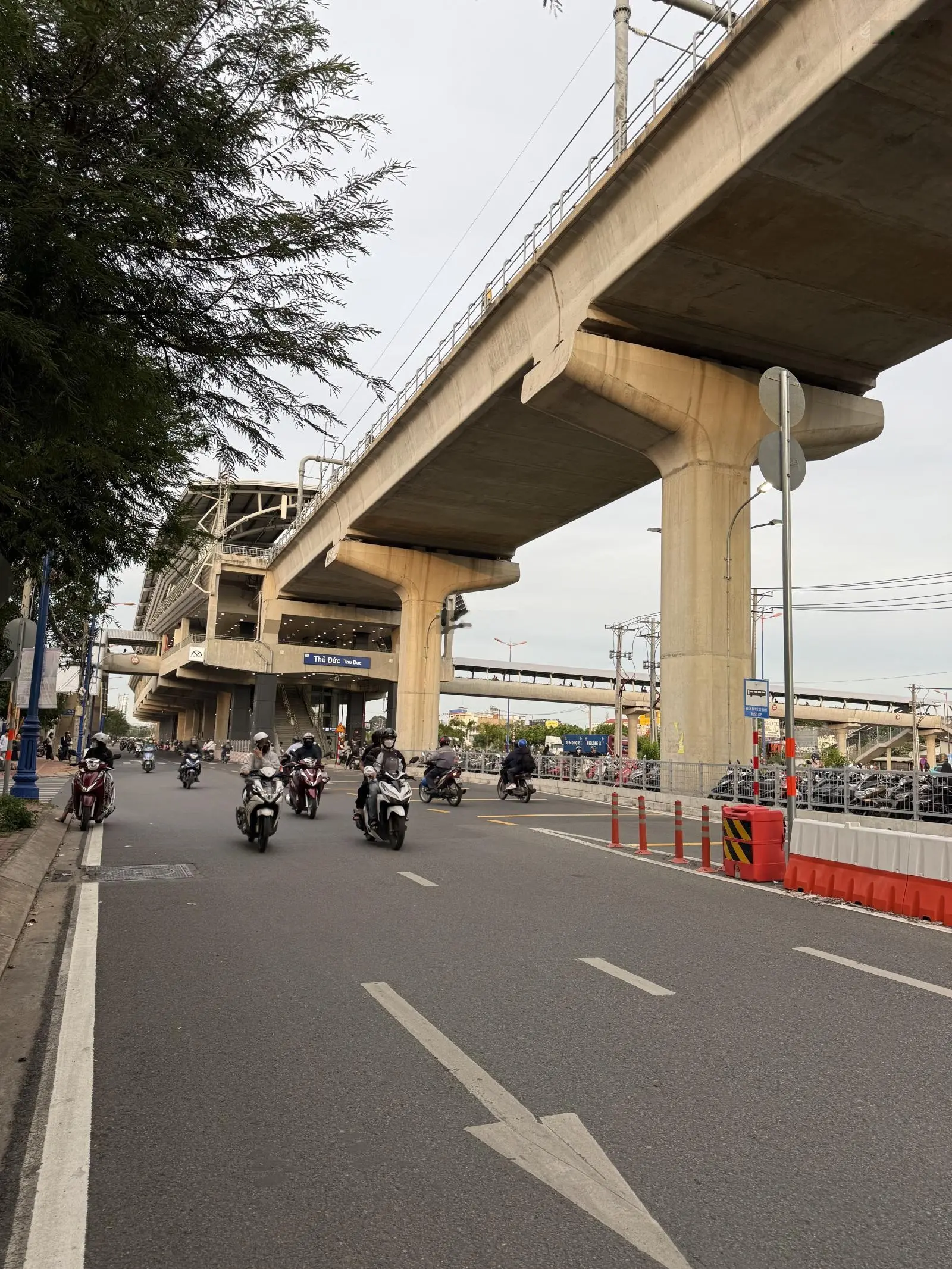 Bán MTKD Hồ Bá Phấn, ngay ngã 3 Tây Hoà, ra ga Metro 200m. DT 5.5m*25m=130m2 cn. Giá chỉ 13.2 tỷ tl