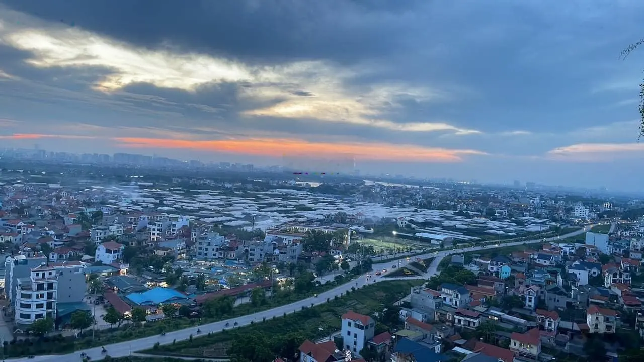 Căn hộ 45m2 full đồ tầng trung view sông Hồng, giá bán: 1, x tỷ bao phí. L/hệ: 0867 966 ***