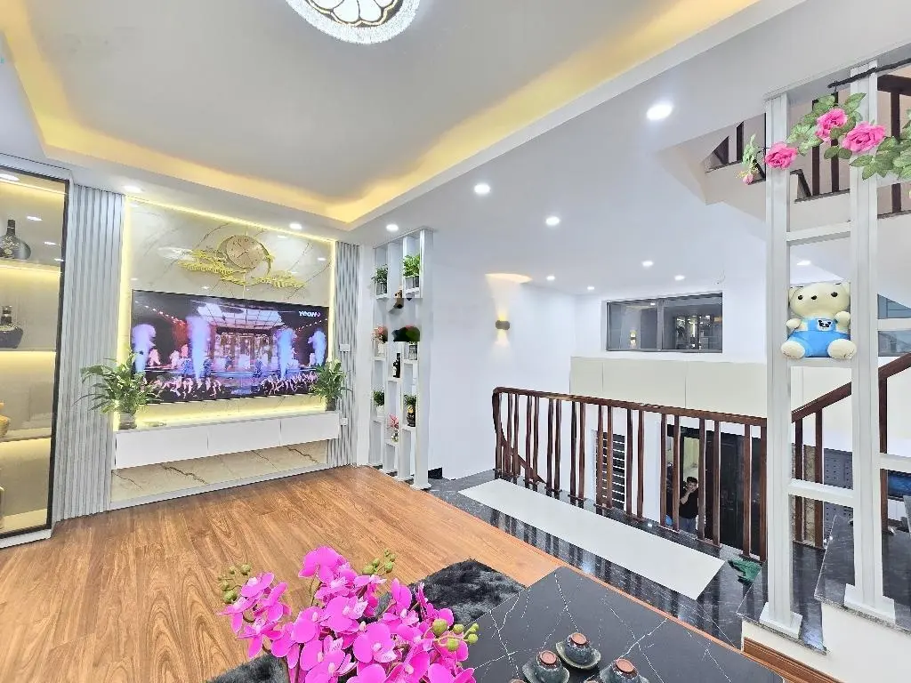 Chính chủ gửi bán. Nhà 42m2 có gác lửng đẹp như hình. Nhà full nội thất