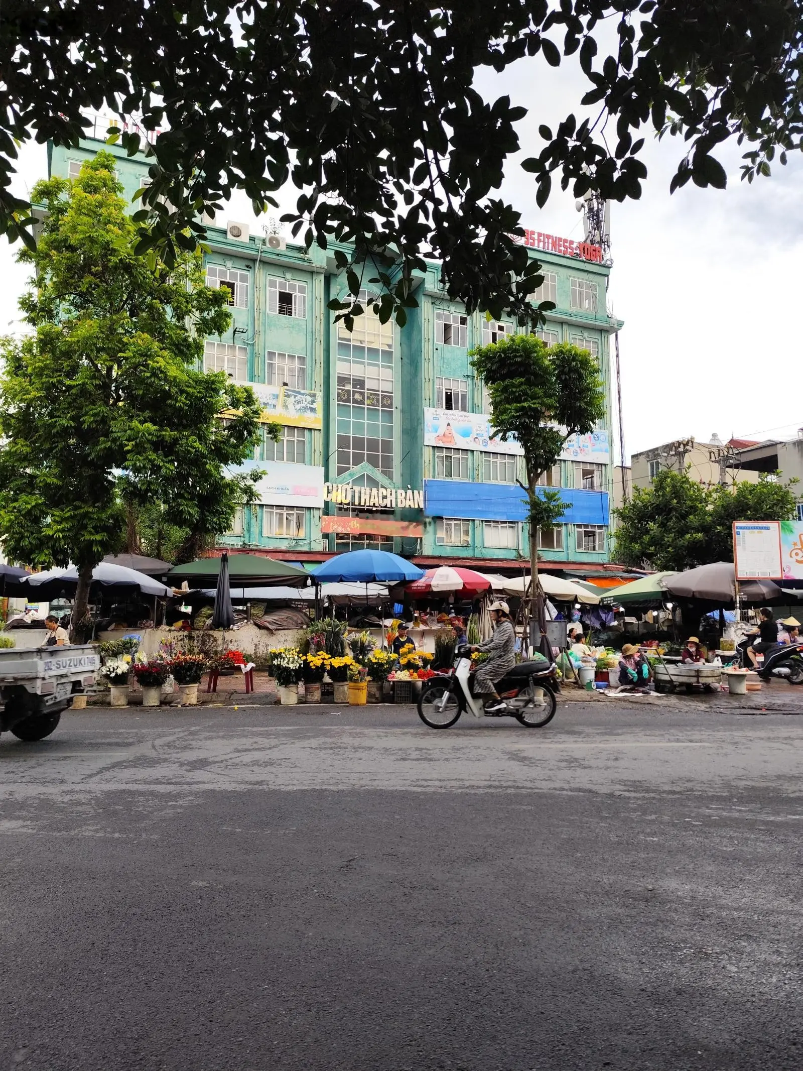 Bán nhà thạch bàn 40m , mt 4,5m nhà 6 tầng thang máy , gara ôtô , giá chào 6,8 tỷ thương lượng .