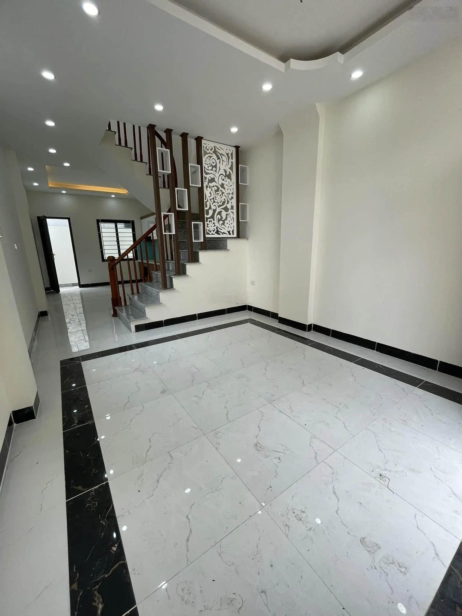 Nhà 4t*45m2 vị trí cực đẹp. mặt ngõ 5m,có sân riêng,ô tô vào nhà. cách đh tdtt 1,5km. giá chỉ 3,3tỷ