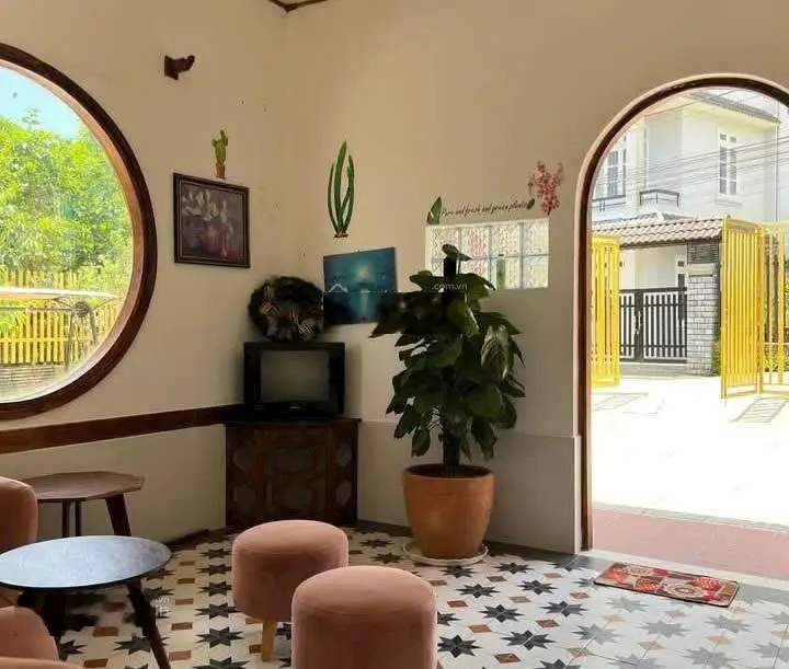 Homestay sân vườn nhiều cây và hoa. Kiến trúc cổ điển độc đáo, đặc trưng Đà Lạt