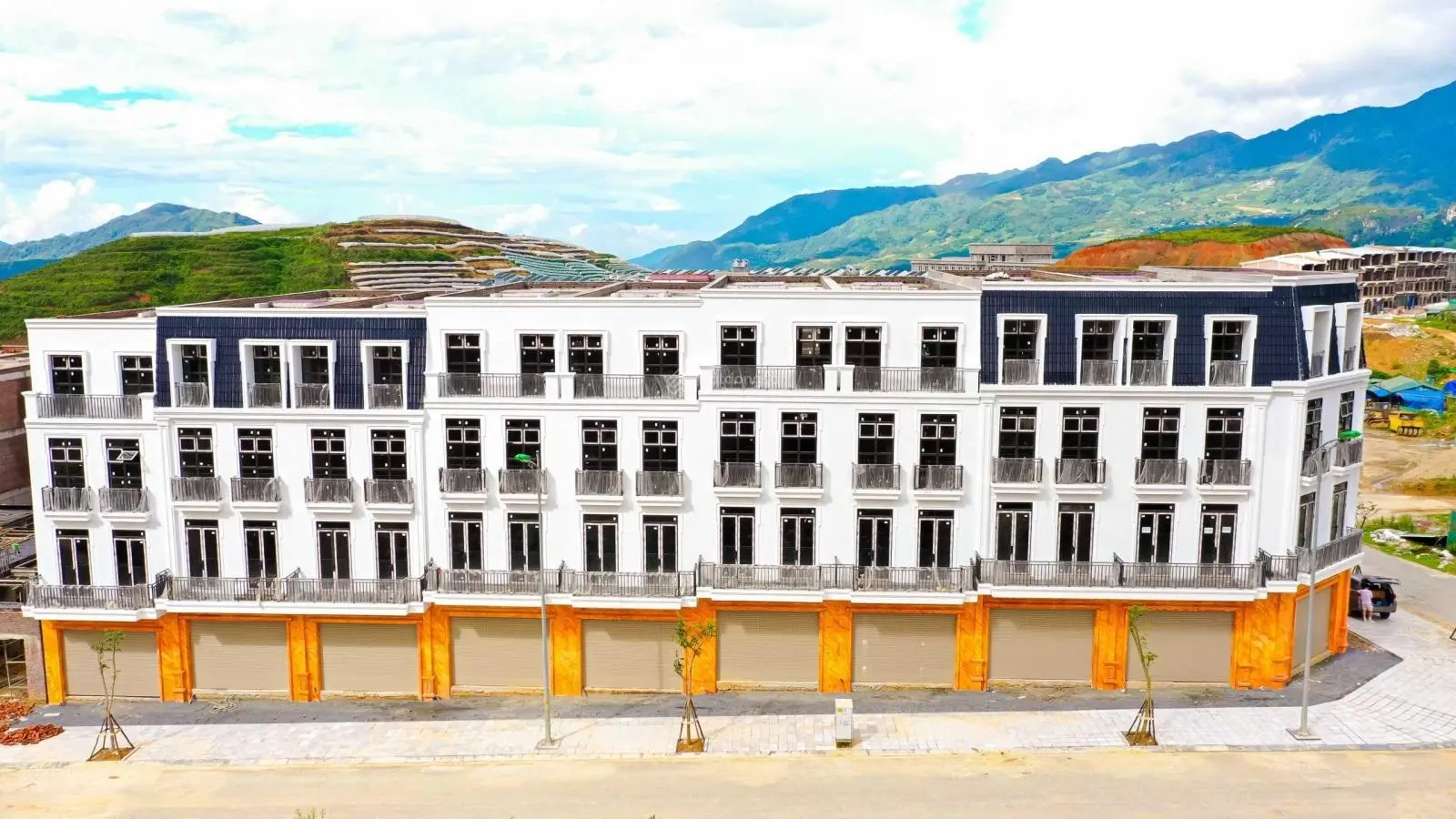 Bán Shophouse - Mini Hotel ngay trung tâm TX Sa Pa - hỗ trợ vay 65% - sẵn sổ đỏ sang tên - giá 6 tỷ