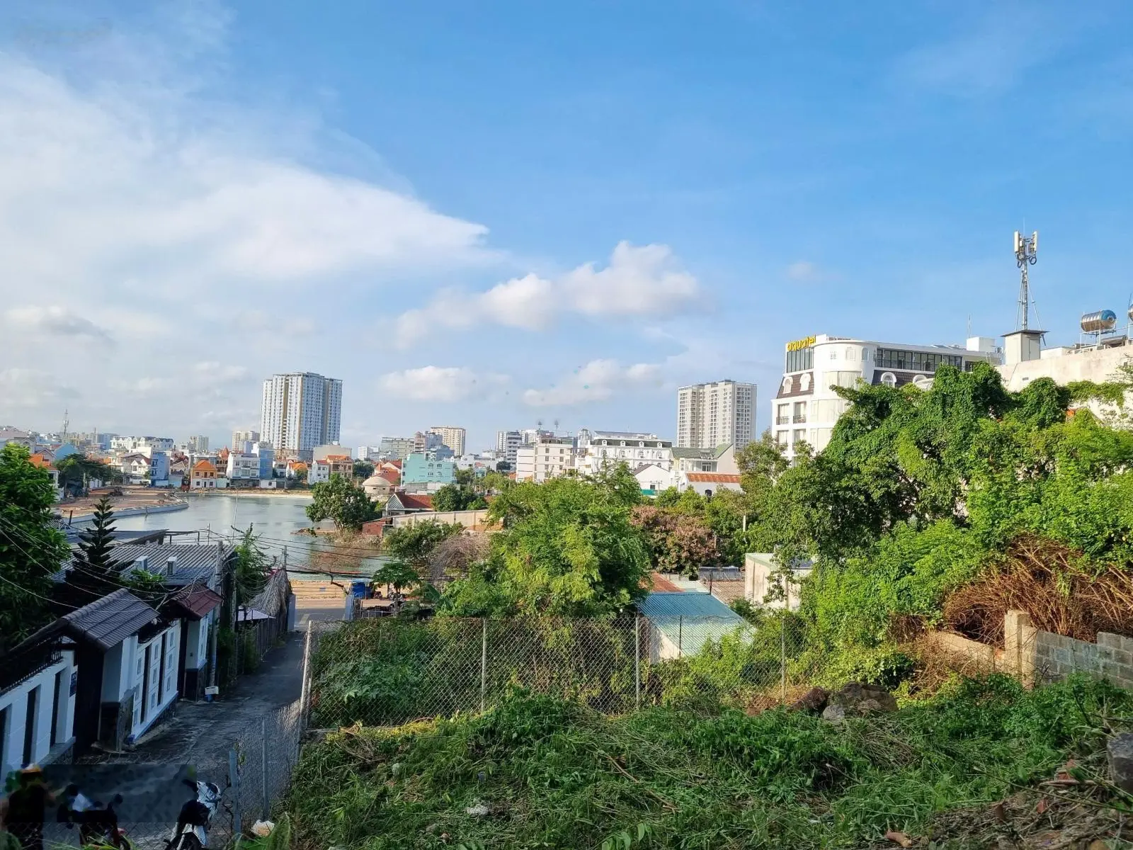 Đất biệt thự view công viên ao cá, P2, 567m2 ngang 20m, xây dựng 4 tầng, ngay sát biển Bãi Sau