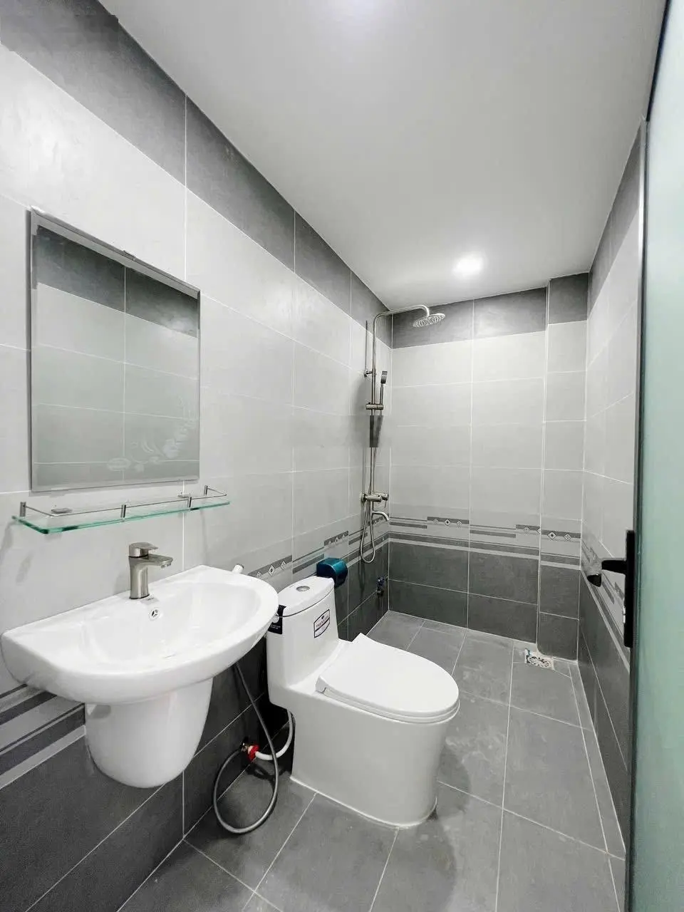 Bán nhà 2 lầu sân thượng mới đẹp có 4 p ngủ 5 wc 1 p thờ dt 4 x 25 = 120m2, DTXD 230m2 lộ 10m