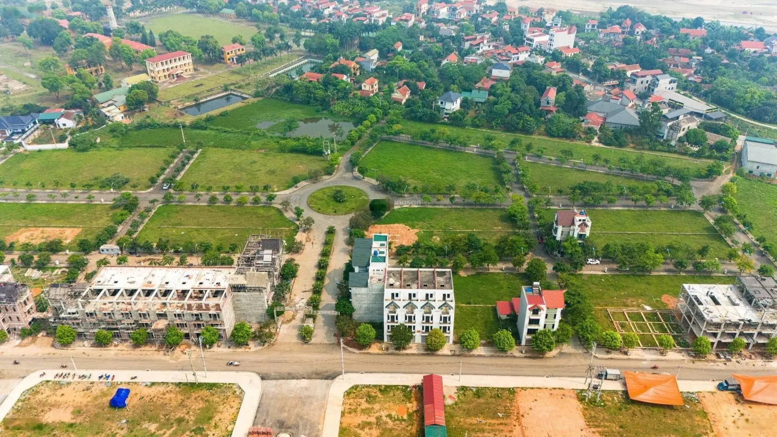 Bán gấp 2 lô đất nền view tiện ích đường to 11.5m, sát chợ Hưng Hoá