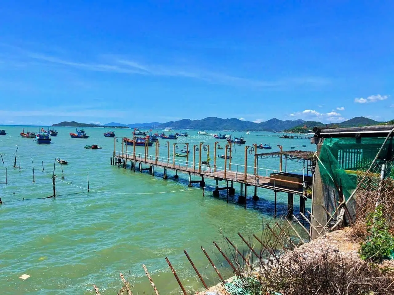 Mặt biển Nha Phu, nằm trong lòng dân * Cách TTTP Nha Trang: 12km