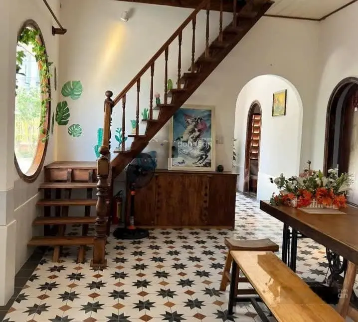 Homestay sân vườn nhiều cây và hoa. Kiến trúc cổ điển độc đáo, đặc trưng Đà Lạt