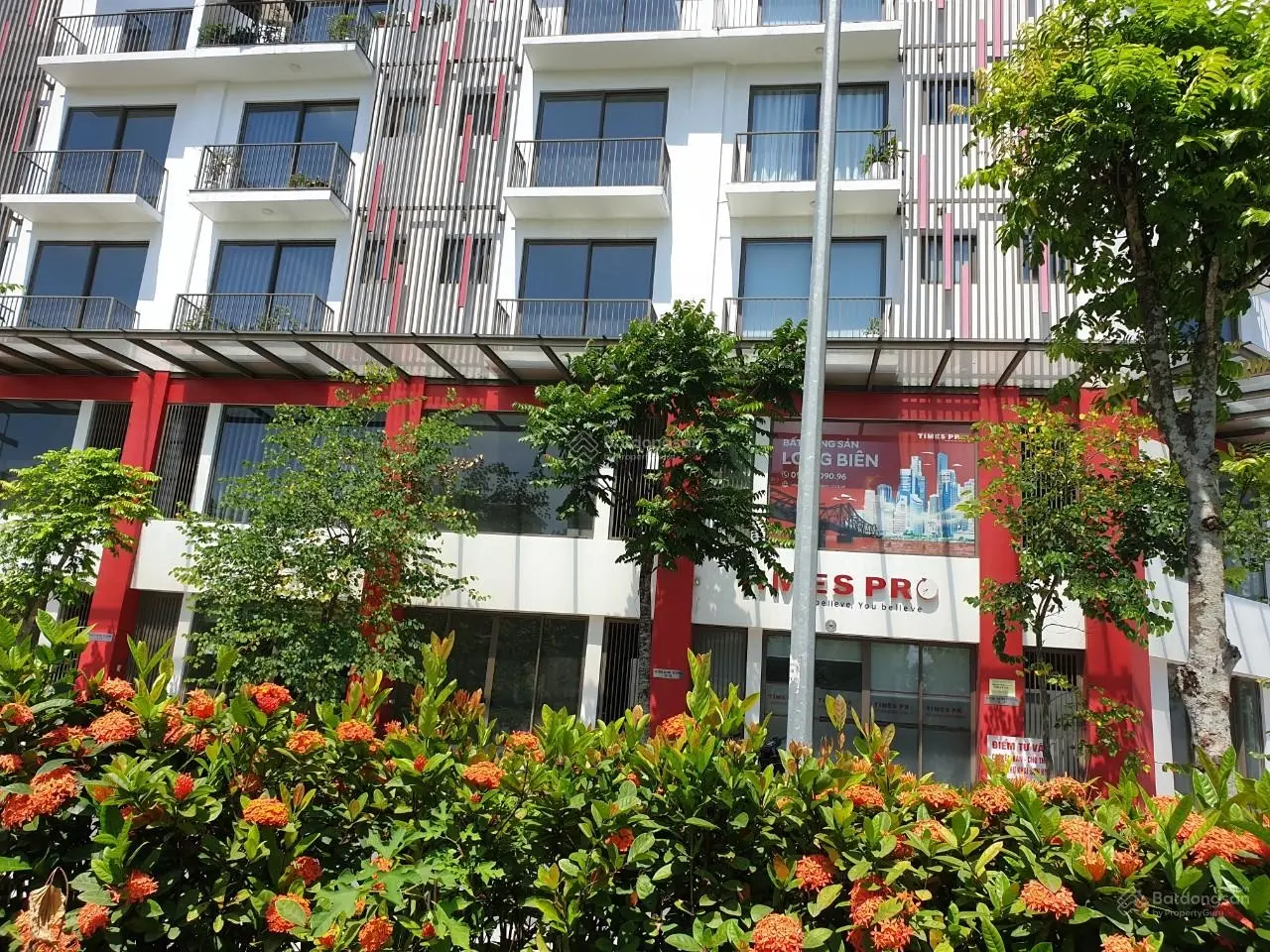 Cần tiền bán gấp căn shophouse 99,2m2 xẻ khe, xây 5,5 tầng, mặt tiền 6,2m, LH 0981664955