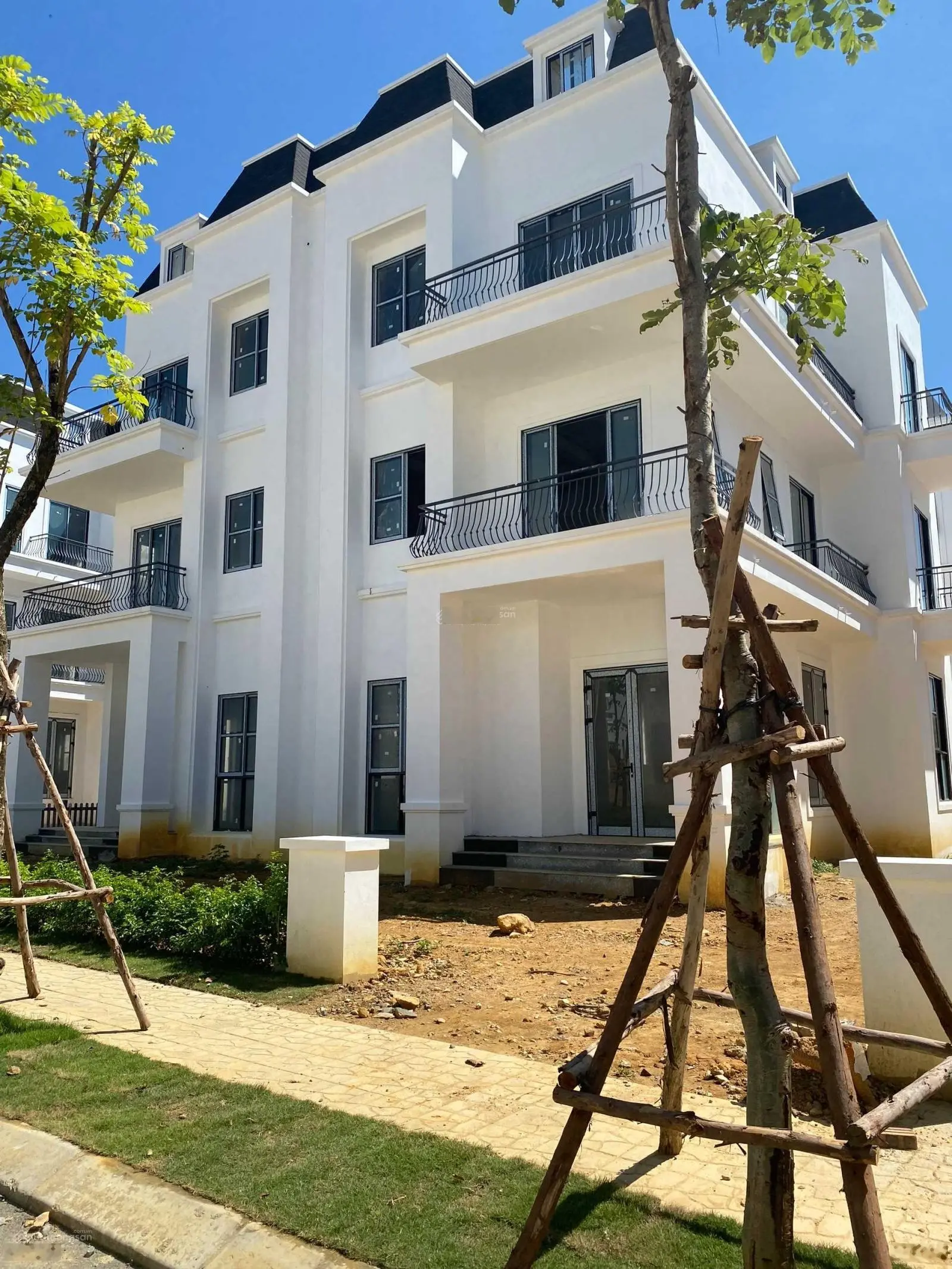 Cần bán căn Xanh Villas 266m2 giá 13,5 tỷ, vị trí đẹp, mặt tiền 13m, thiện chí bán giá thương lượng