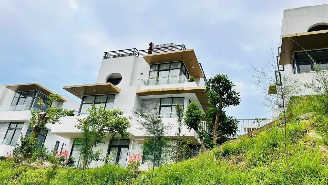 Bán 3 căn mặt sông Thiên Nga, view cực đẹp, đường lớn. Diện tích 330-345trm2. Giá thu nét từ 7,5 tỷ