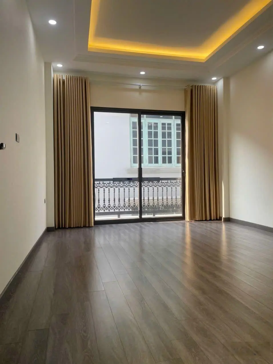 Nhà 50m2 xây mới 5 tầng, gara ô tô ở ngõ 117 khu hàng không Nguyễn Sơn, Long Biên, Hà Nội 15.9 tỷ