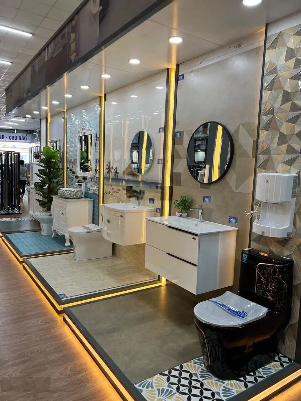 Bán showroom VLXD đường DT 746 Uyên Hưng Tp Tân Uyên Bình Dương. 10x48m giá 14 tỷ lh 0931 433 ***