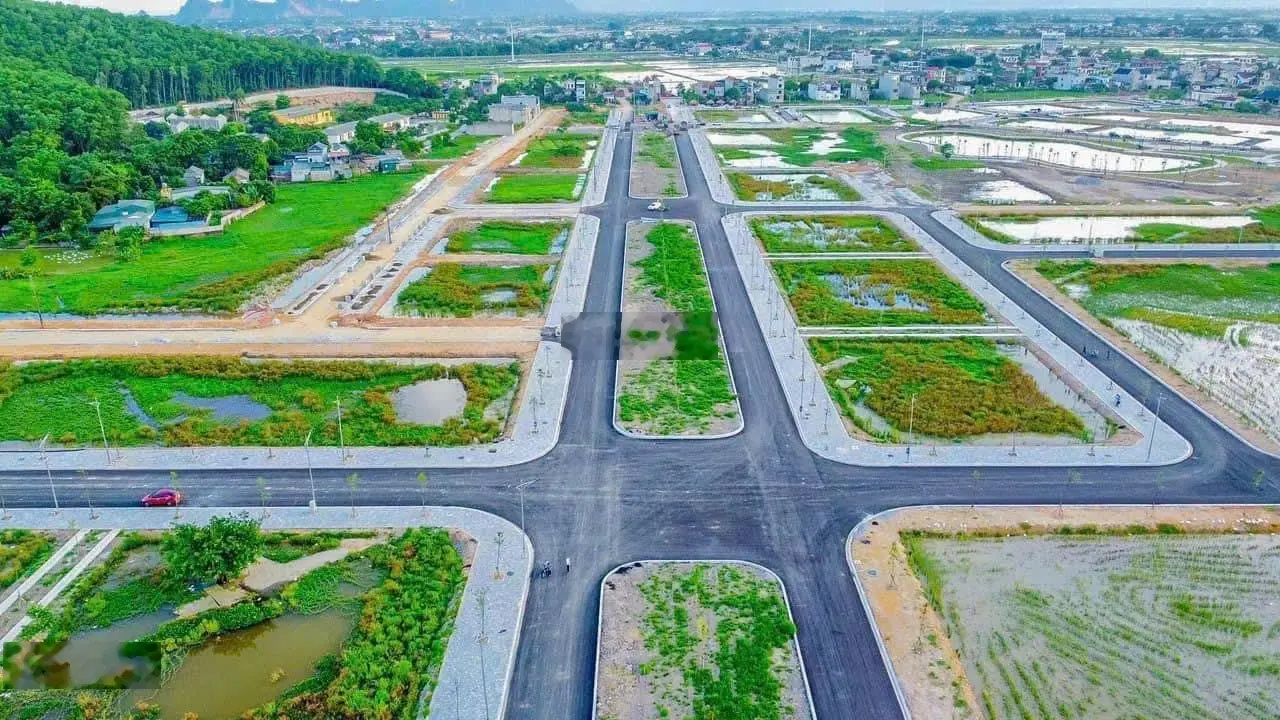 Chính chỉ bán lô đất vuông vức (100m2 ) ... Mặt đường 45m . Ngay khu buôn bán kinh doanh sầm uất