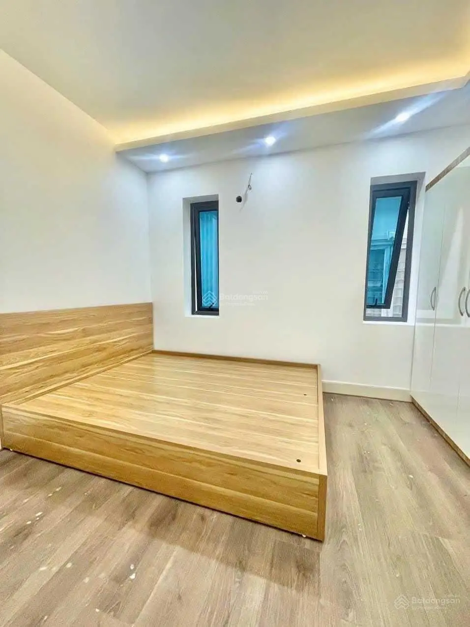 Cần bán căn nhà 40 m2 xây mới 3.5 tầng ngay trung tâm xã Yên Sở