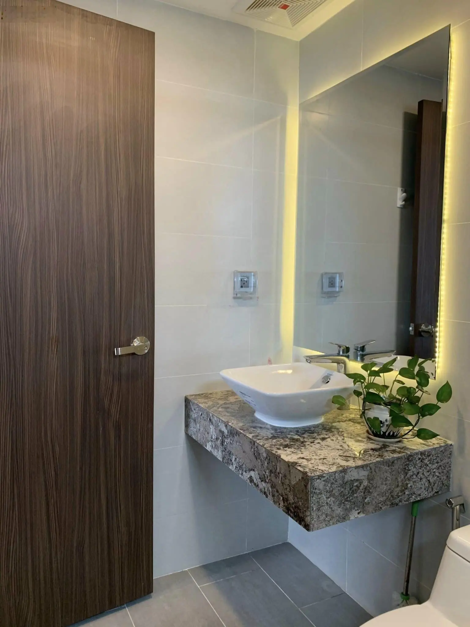 Định cư nước ngoài bán căn hộ 2PN(2WC), Res 11 Quận 11, 75m2, SHR