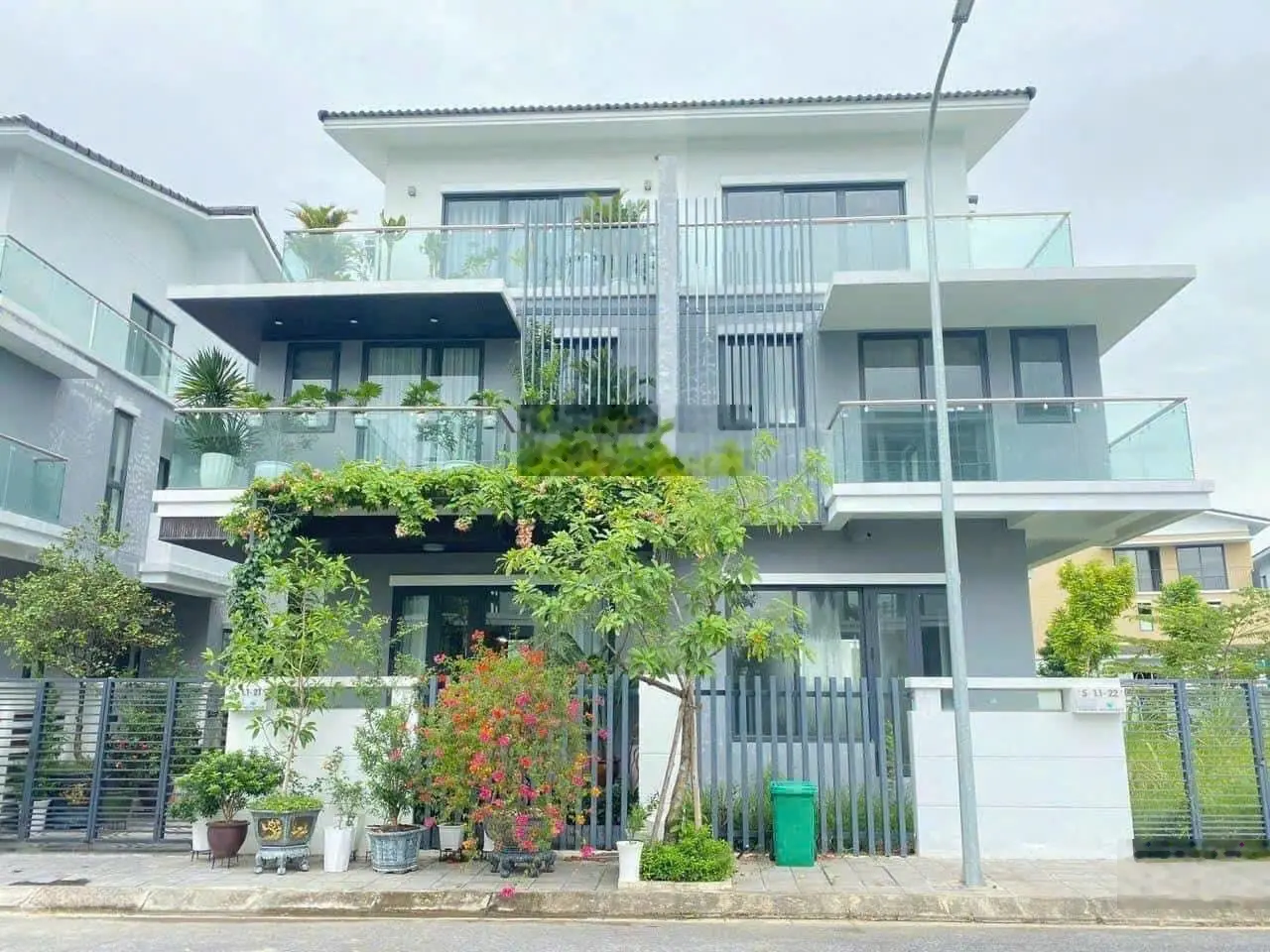 Bán gấp biệt thự Belhomes Hải Phòng, Căn song lập 130m2 3 tầng, view công viên, sổ đỏ.