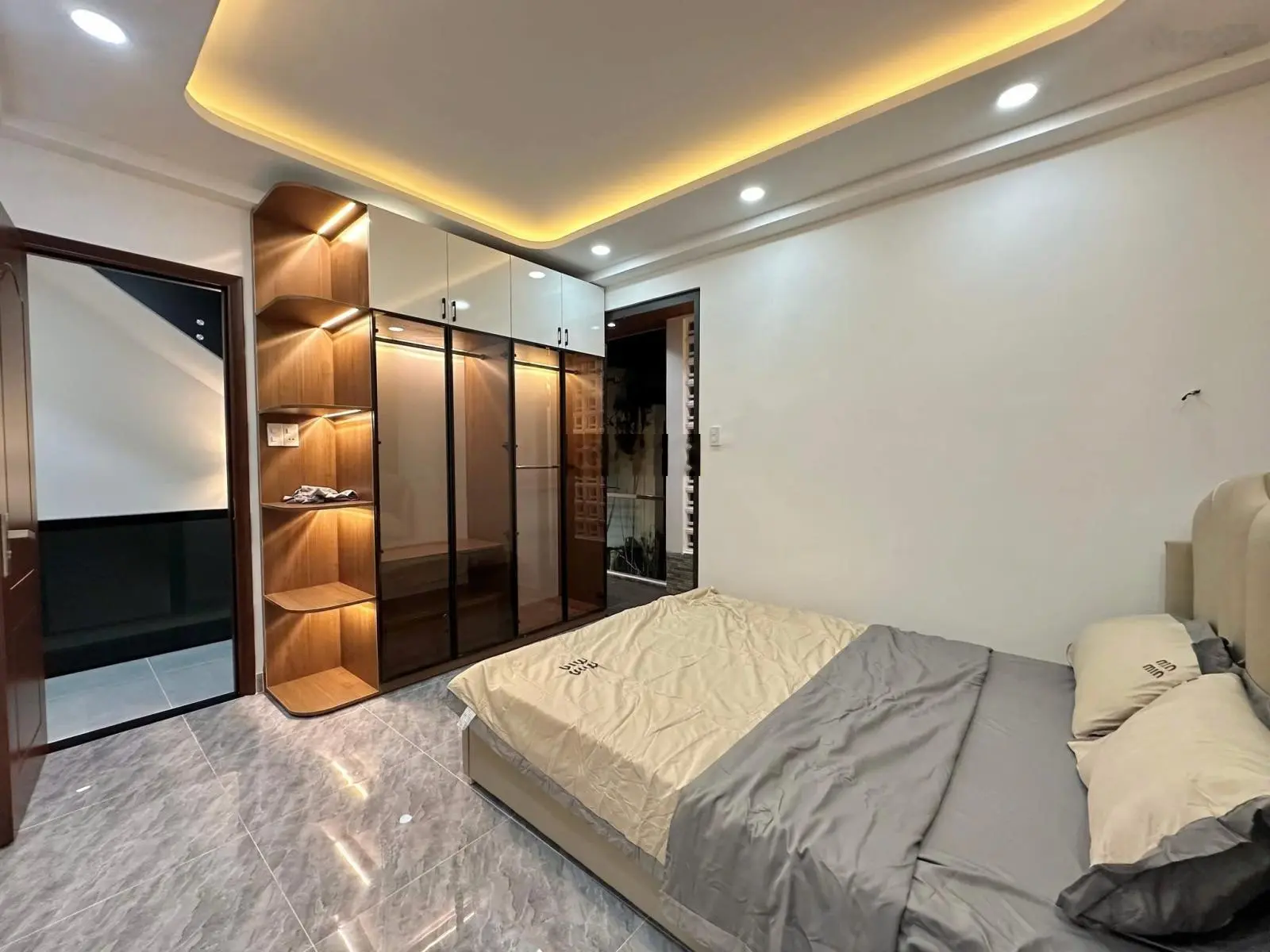 Bán nhà ngộp 1 trệt 2 lầu, 60m2,4 phòng ngủ, GIÁ 2.85 TỶ, sổ riêng ngay Hòa Bình, Phường 3, Quận 11