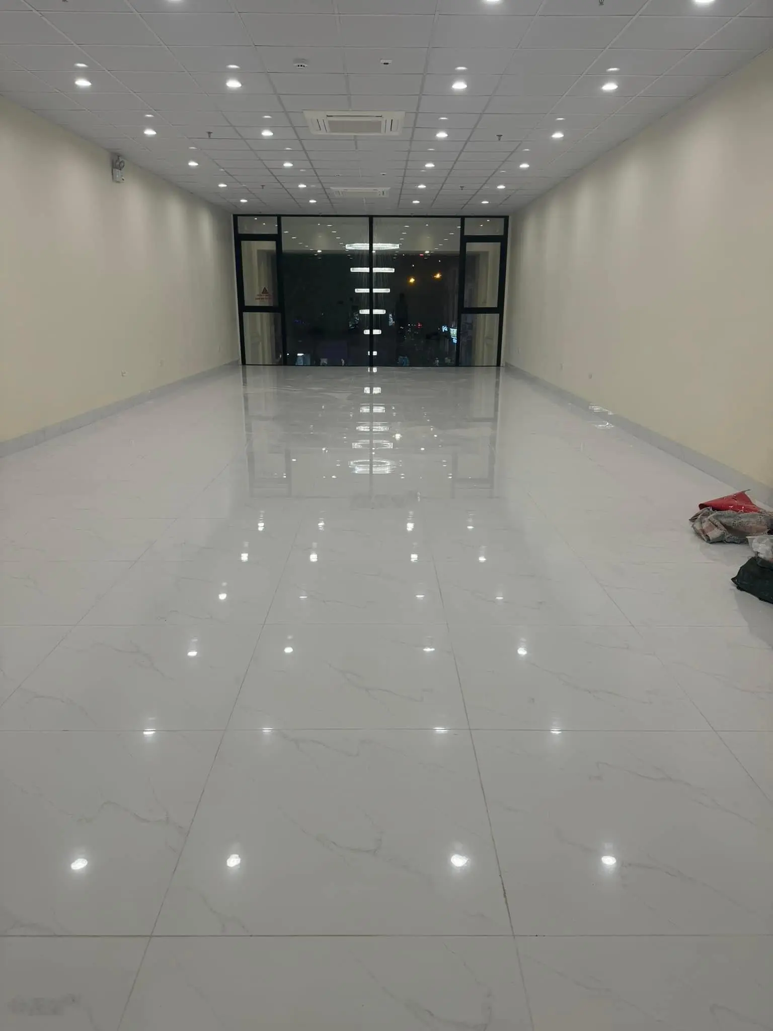 Chủ nhà gửi bán tòa nhà mặt phố Trần Quốc Hoàn - Phan Văn Trường: 105m2, 10tầng, MT: 10m. Giá 66tỷ