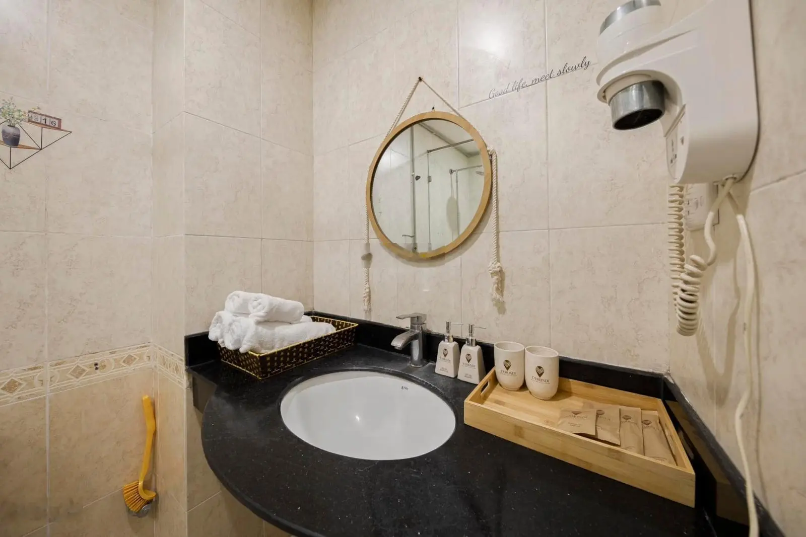 Bán Nhà MP Quận Hoàn Kiếm,S : 50m2, MT:4.9m, KD,homestay, apartment, giá chỉ 420 triệu/m2.