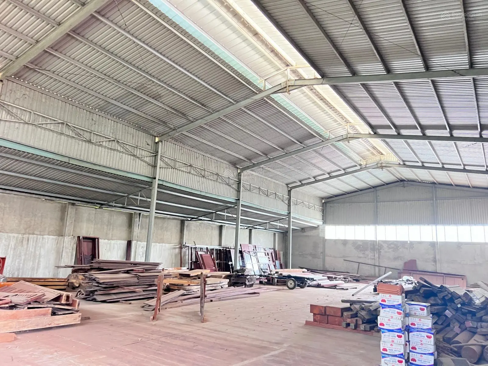 Bán xưởng xã Phú An Bến Cát DT 3000m2 TC 700m2, 2 mặt tiền đường, SHR, đường xe công. Giá 16tỷ