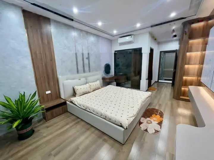 Cực hiếm! Phố Đội Cấn, nhà mới full nội thất, thang máy, 5m ô tô, sát phố, dt 38m2 6tầng