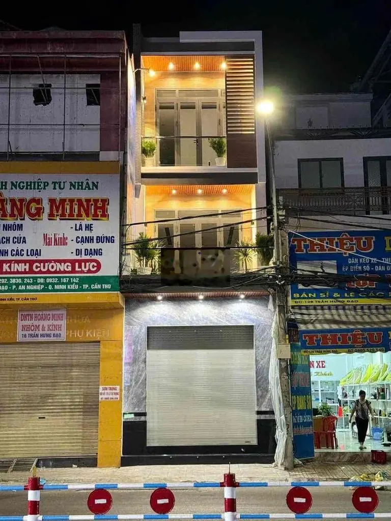 BÁN NHÀ 2 LẦU MẶT TIỀN ĐƯỜNG TRẦN HƯNG ĐẠO