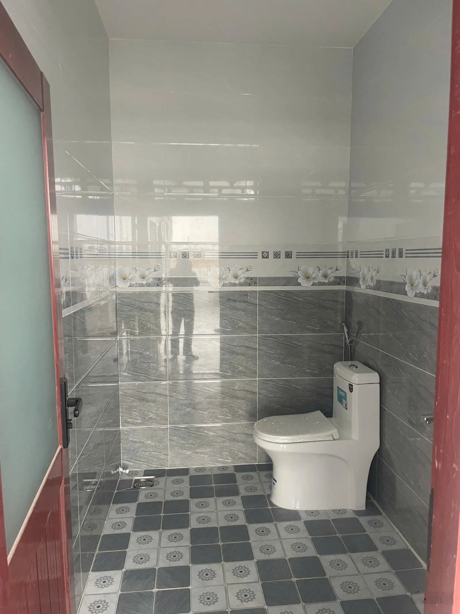 Nhà cấp bốn mới, 350m2 đã xây 80m2 có 1p kh, 2N, 1 toilet, sân phơi, sân đâu xe 7 chỗ 0933 768 ***