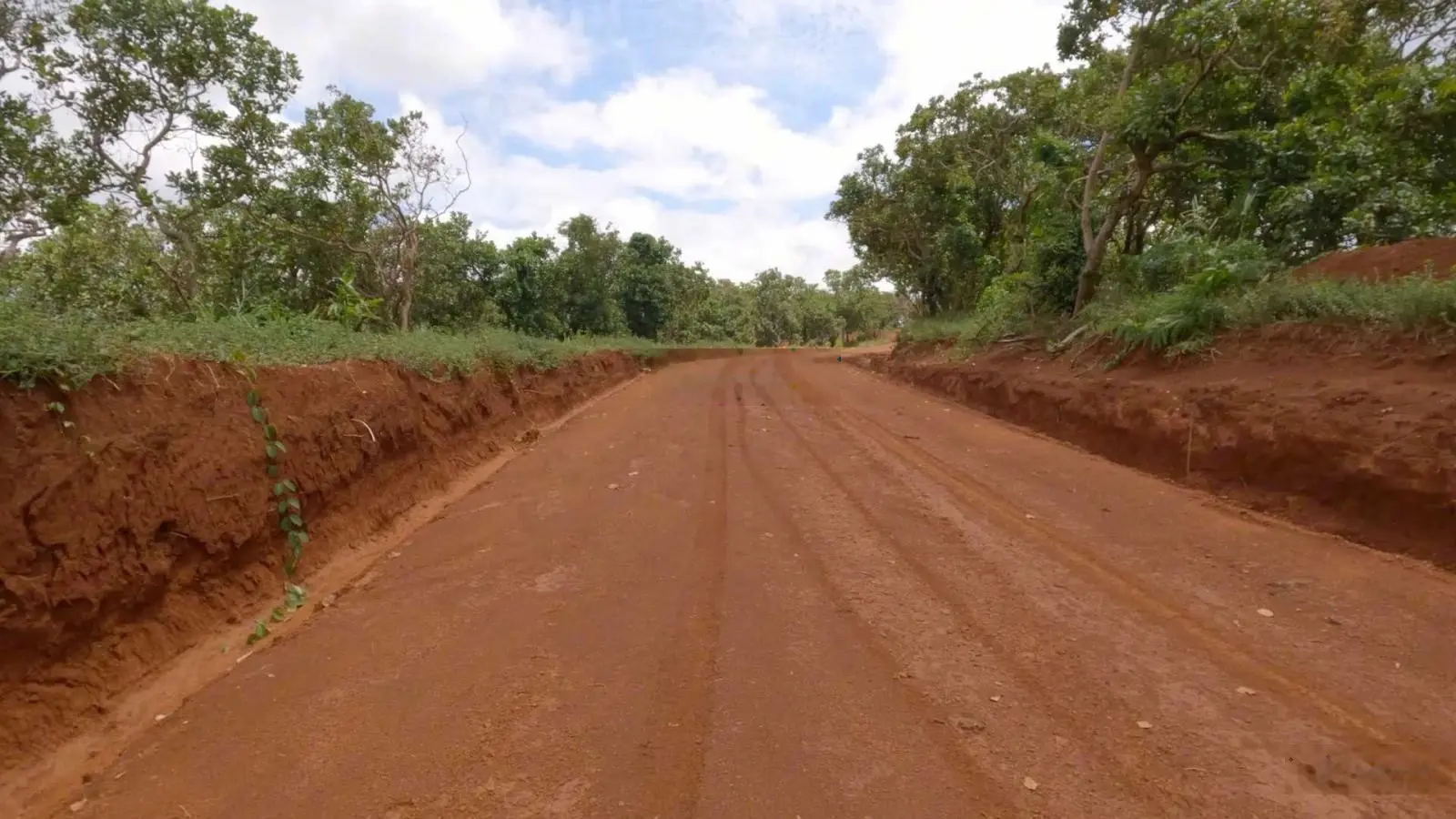 Bán đất Quảng Tân, 3.3Ha, 180m đường đang đổ bê tông, giá bán 1,35 tỷ