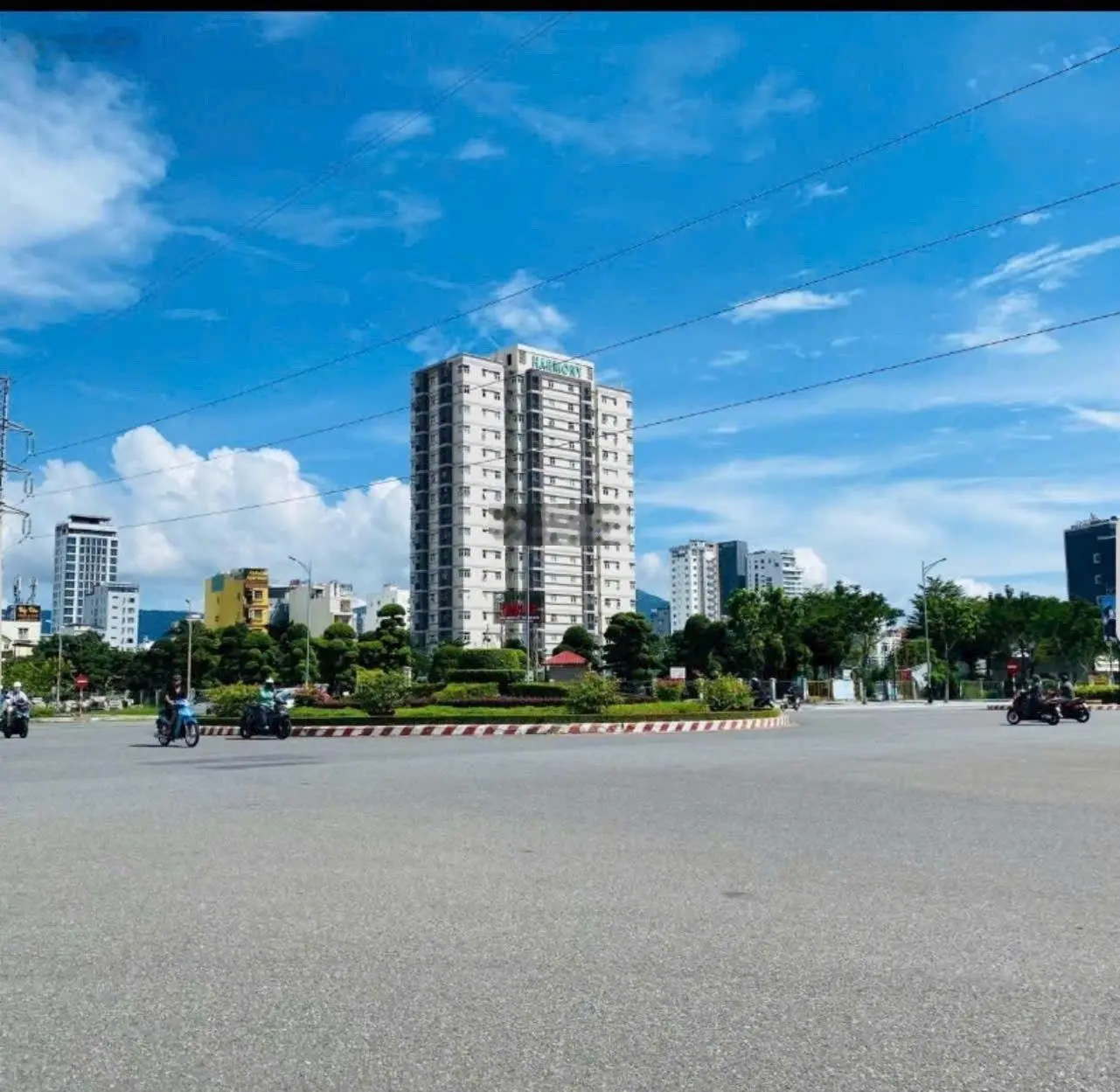 nhà 2 tầng MT Mỹ Đa Đông, gần Hồ Xuân Hương, cách biển Mỹ Khê 200m, dt đất 105m, giá hơn 7 tỷ.