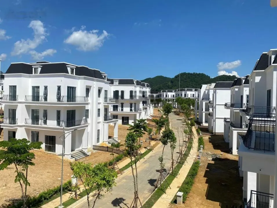 Cần bán gấp căn BT song lập, đẹp Xanh Villas 258m2 giá. 13.5 tỷ. Báo giá chuẩn. LH 0946 387 988