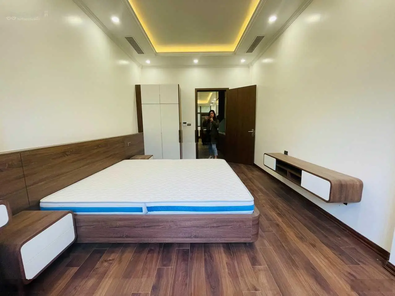 Bán nhà mặt phố Lê Đại Hành: Diện tích 70m2 x 6 tầng, mặt tiền 4m. Nhà mới thông sàn, thang máy