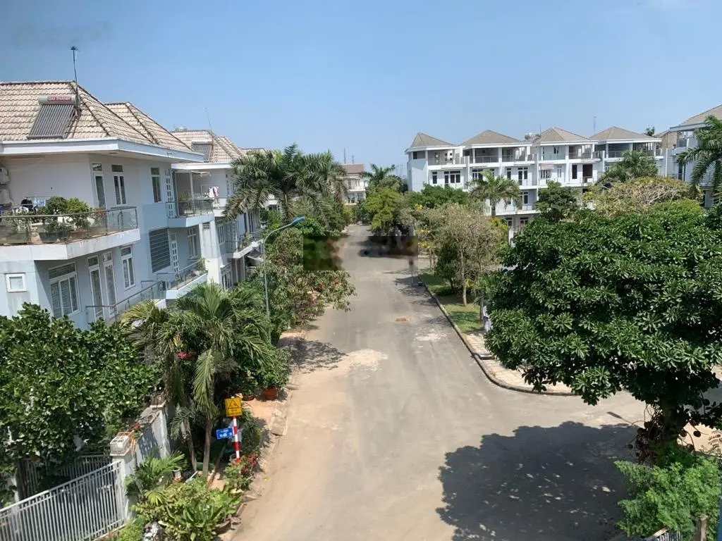 Nhà mặt hồ khu compound ven sông