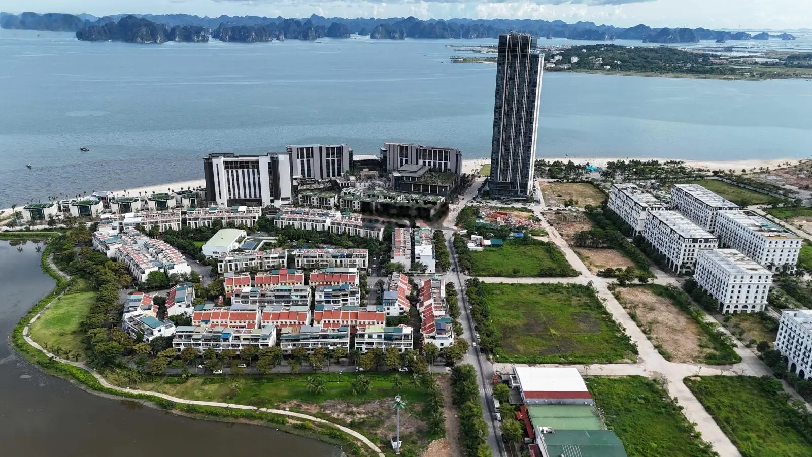 Bán nhà liền kề mặt hồ dự án Lotus Residences - liền kề Vạn Liên full nội thất gồm 5 phòng ngủ 99m2