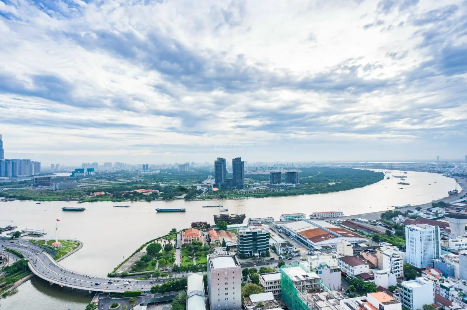 Cần bán nhanh căn góc 3PN - Saigon Royal - view sông - Giá bán 13 tỷ - LH: 0918753177