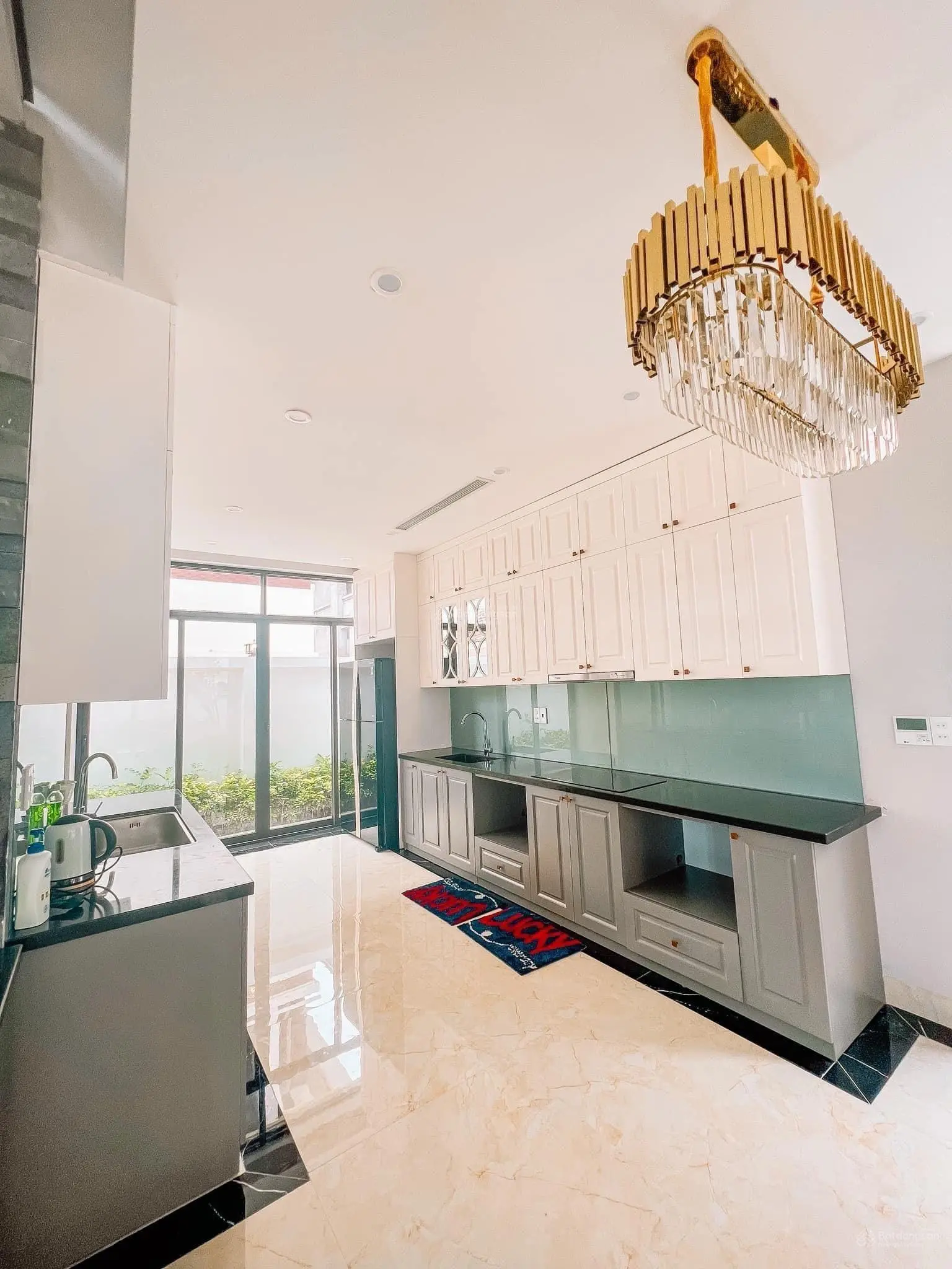 Gia đình cần tiền bán gấp căn villa view biển full nội thất trung tâm Hạ Long