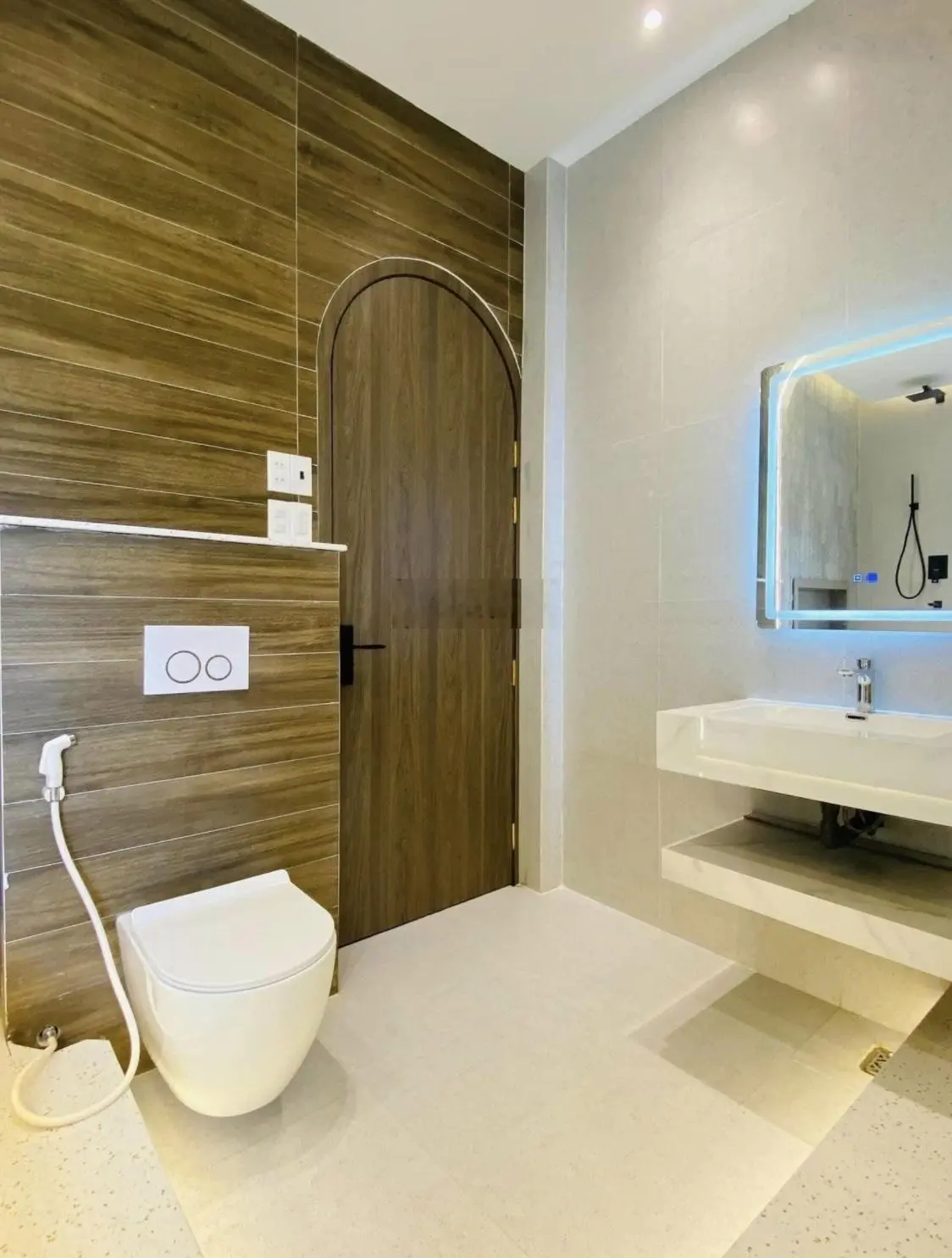 Nhà siêu khủng giá cả siêu rẻ đường Thiên Vương, P. 11, Q. 5. 66m2 (5x13,2m) 3 lầu, 4PN, 5WC