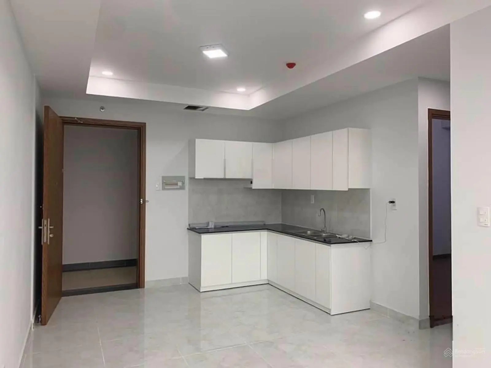 Em sang nhượng căn có ban công, DT: 54m2, 2PN/2WC - 2.350 tỷ (Hướng Đông, view Quận 1)