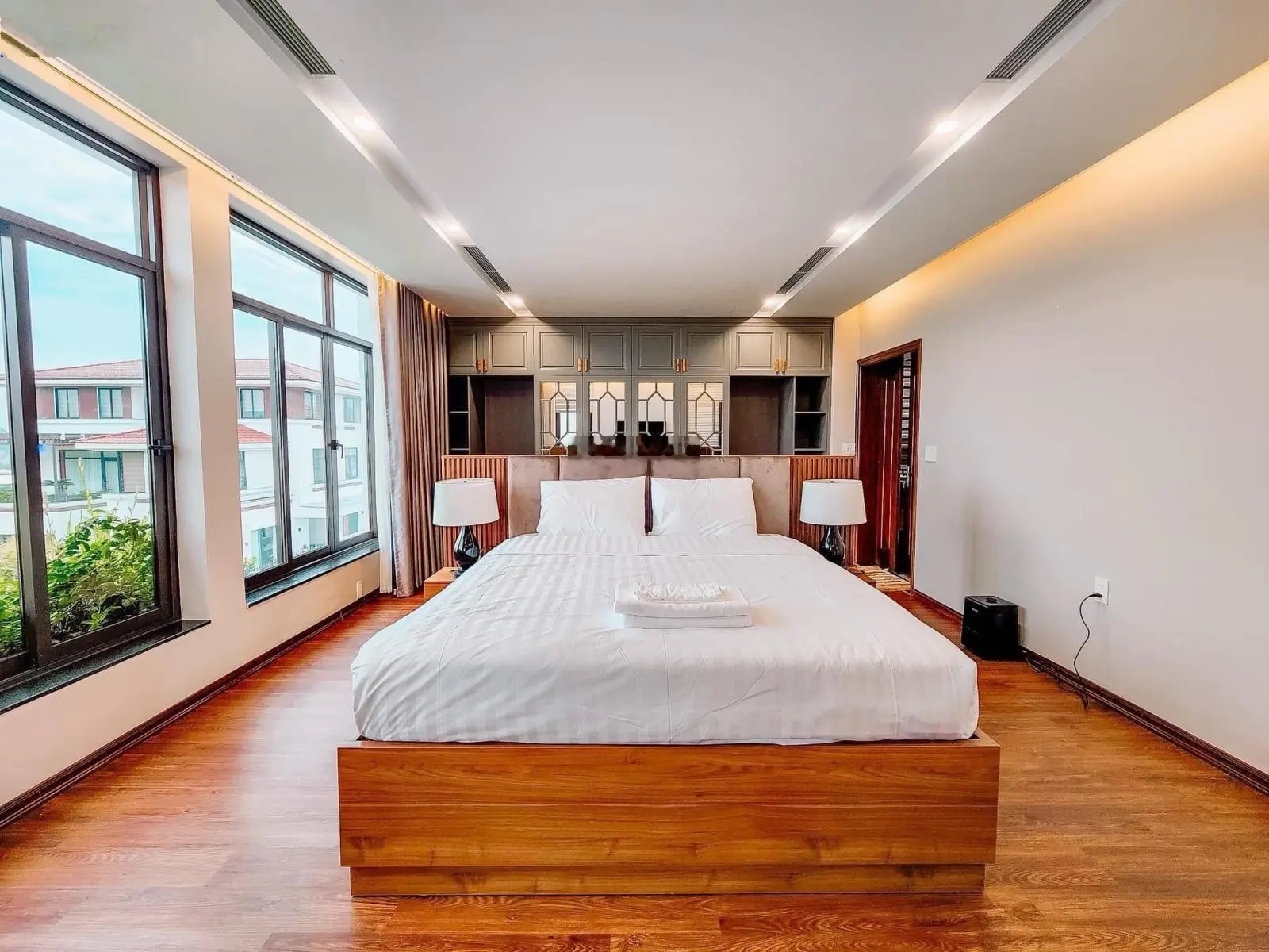 Gia đình cần tiền bán gấp căn villa view biển full nội thất trung tâm Hạ Long