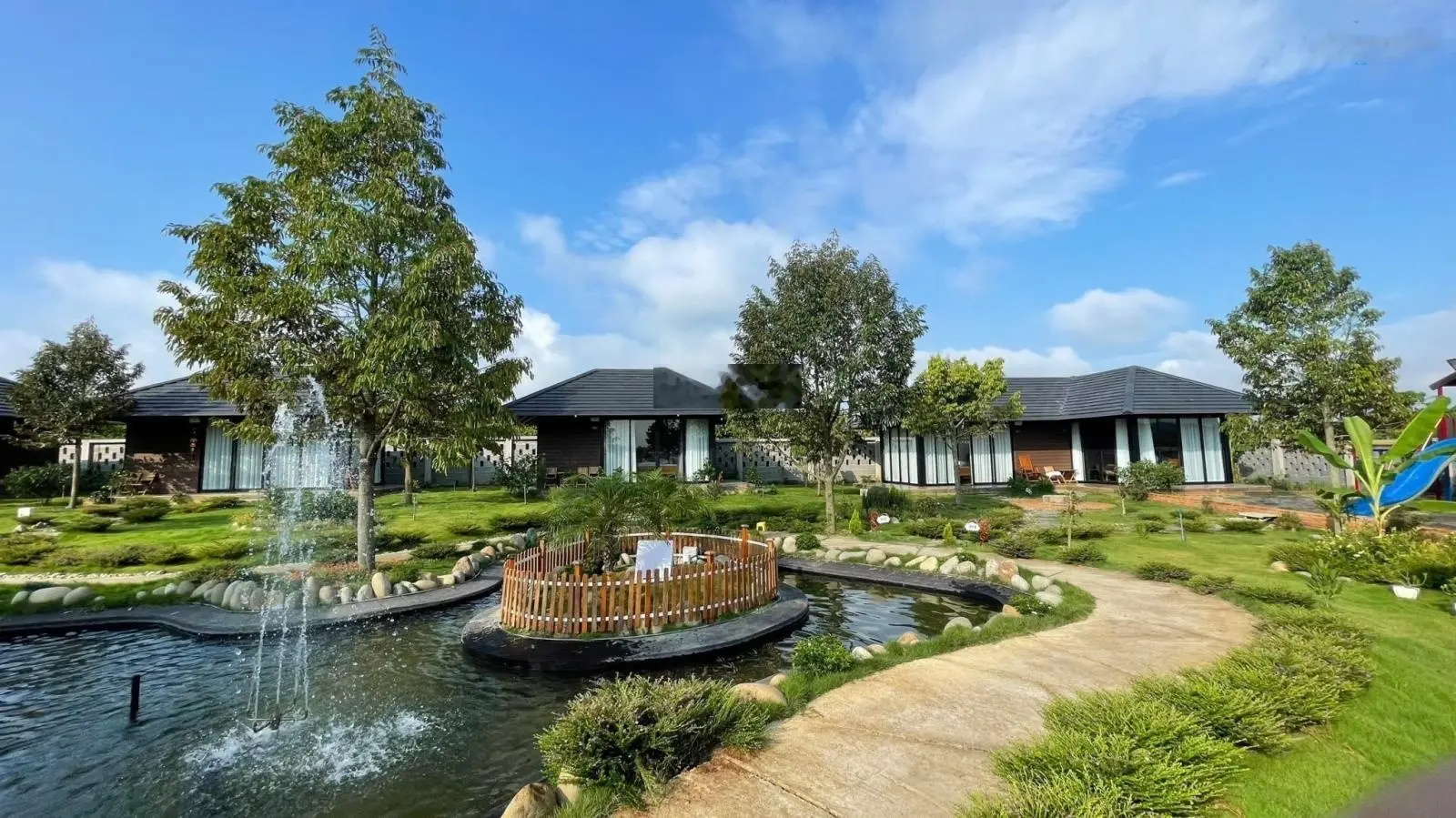 Cần sang nhượng Villas nghỉ dưỡng tại Bảo Lộc: 4000m2, 1900m2 thổ cư, đã xây dựng hoàn chỉnh,