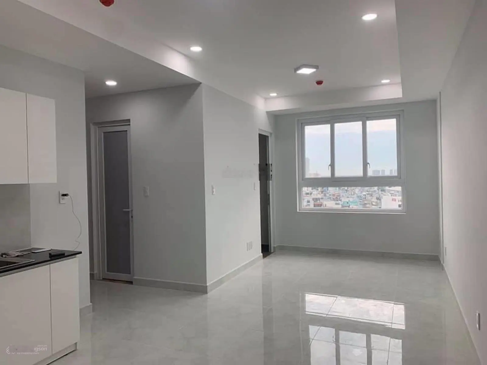 Em sang nhượng căn có ban công, DT: 54m2, 2PN/2WC - 2.350 tỷ (Hướng Đông, view Quận 1)