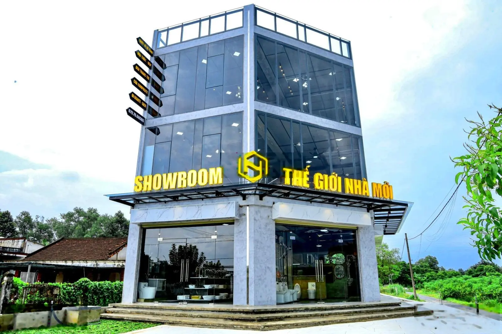 Bán showroom toà nhà 2 mặt tiền có hđ thuê 30tr/tháng