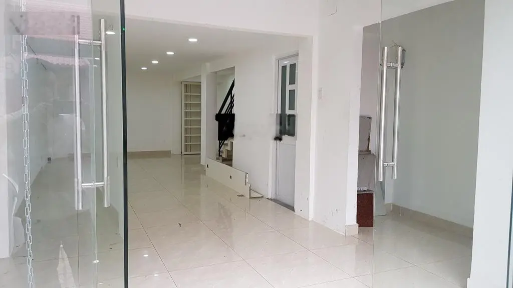 Bán nhà mặt tiền Hoà Hảo, 4 tầng, 4.2x10=42m2, đang cho thuê 25tr/tháng, 12.5tỷ