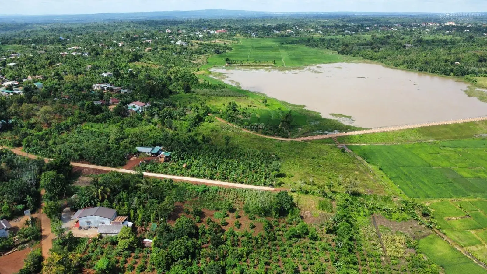 Tôi cần bán 4 lô đất thổ cư, view hồ nước lớn, gần Quốc lộ 29, thị xã Buôn Hồ