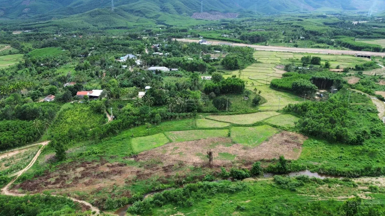 Bán lô đất trồng cây lâu năm 2.3ha có suối tự nhiên trước mặt ô tô vào tận nơi, có 3 tỷ Xã Hoà Ninh